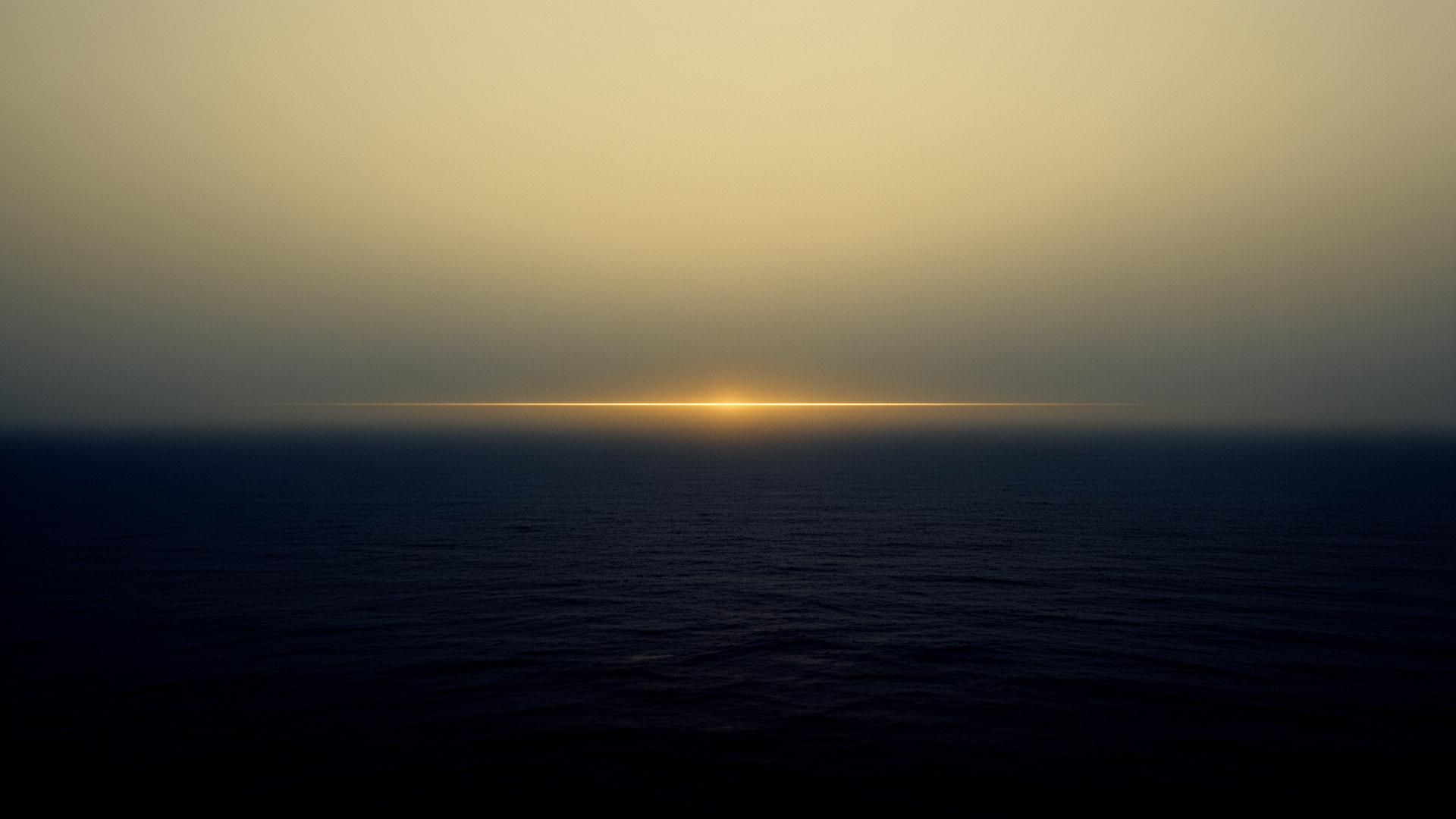 Horizon océanique sombre traversé d'un rai de lumière dorée — métaphore du Blue Ocean
